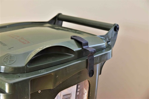 Rubbish bin with push clip latch