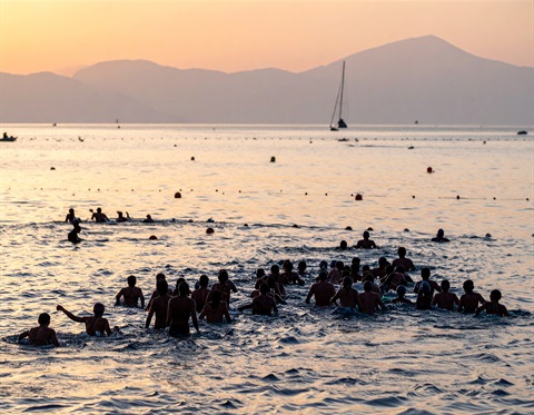 a group of swimmer on the Sorrento Solstice Swim in the bay